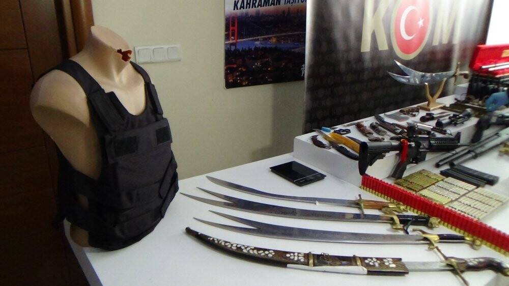 Sedat Peker grubundan ele geçirilen silahlar sergilendi