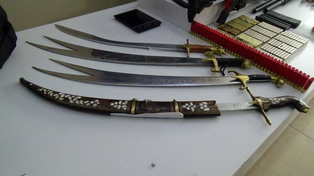 Sedat Peker grubundan ele geçirilen silahlar sergilendi