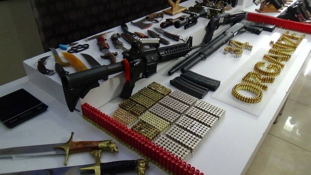 Sedat Peker grubundan ele geçirilen silahlar sergilendi