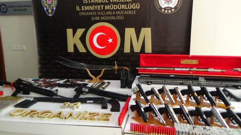 Sedat Peker grubundan ele geçirilen silahlar sergilendi