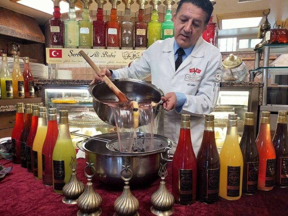 600 yıllık tarifleri tercüme ettirdi, 48 çeşit şerbet üretti