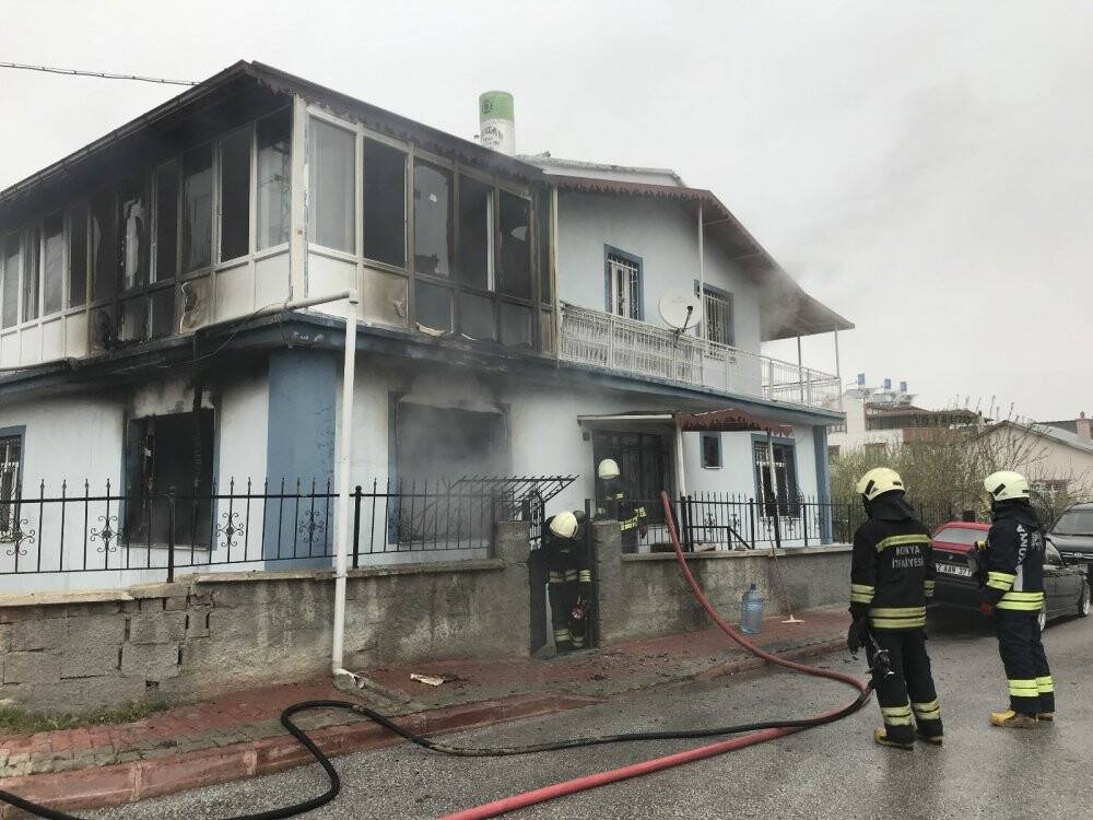 Konya'da çakmakla perdeyi tutuşturan çocuk müstakil evi yaktı
