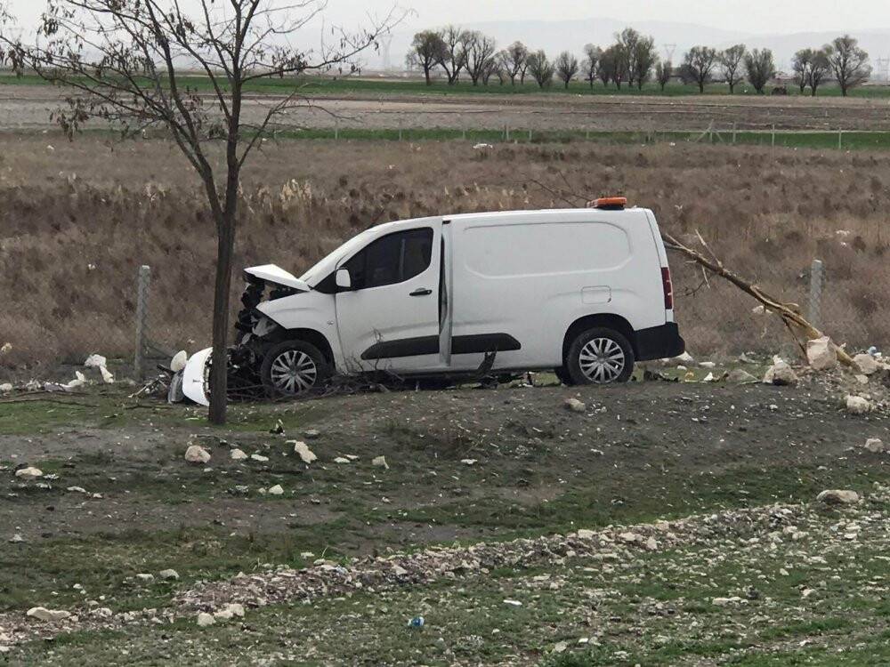 Konya'da kaza! Kontrolden çıkan hafif ticari araç ağaca çarptıı