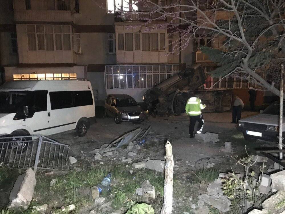 Konya'da alkollü sürücü ortalığı savaş alanına çevirdi! Karşı şeride geçerek ağaçları devirdi, iki araç ile apartmana çarptı