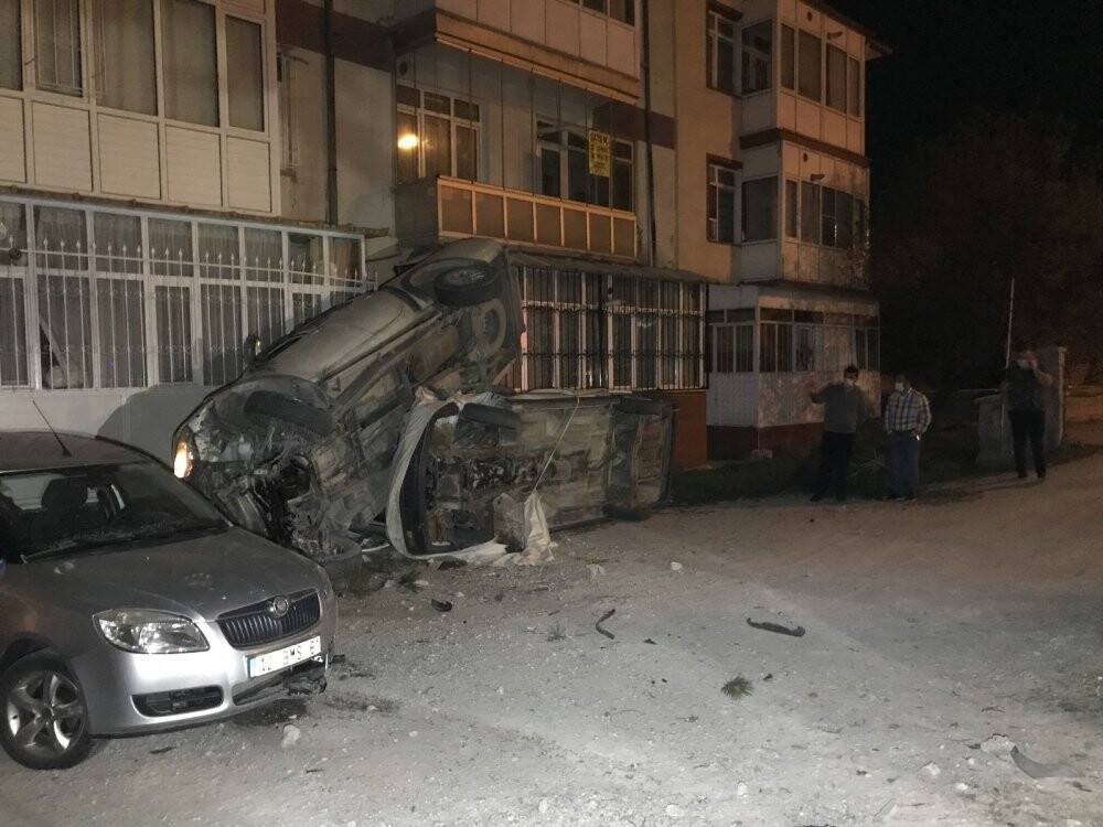 Konya'da alkollü sürücü ortalığı savaş alanına çevirdi! Karşı şeride geçerek ağaçları devirdi, iki araç ile apartmana çarptı