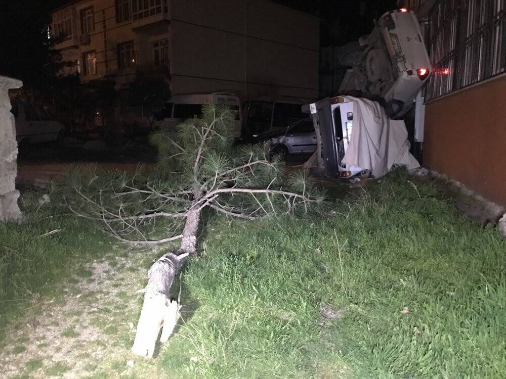 Konya'da alkollü sürücü ortalığı savaş alanına çevirdi! Karşı şeride geçerek ağaçları devirdi, iki araç ile apartmana çarptı