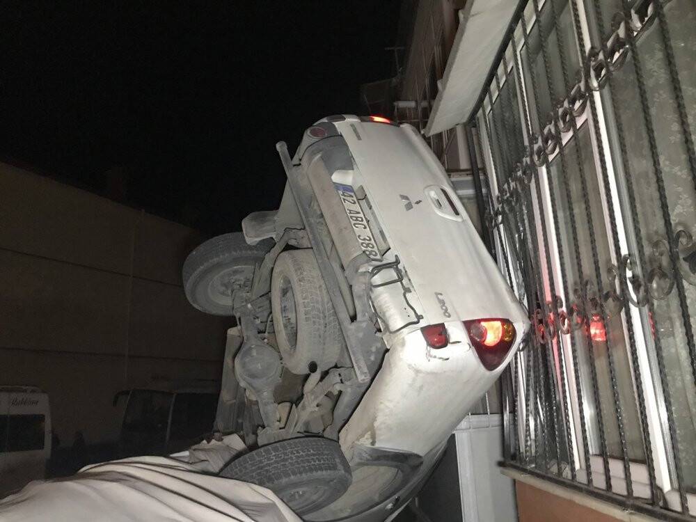 Konya'da alkollü sürücü ortalığı savaş alanına çevirdi! Karşı şeride geçerek ağaçları devirdi, iki araç ile apartmana çarptı