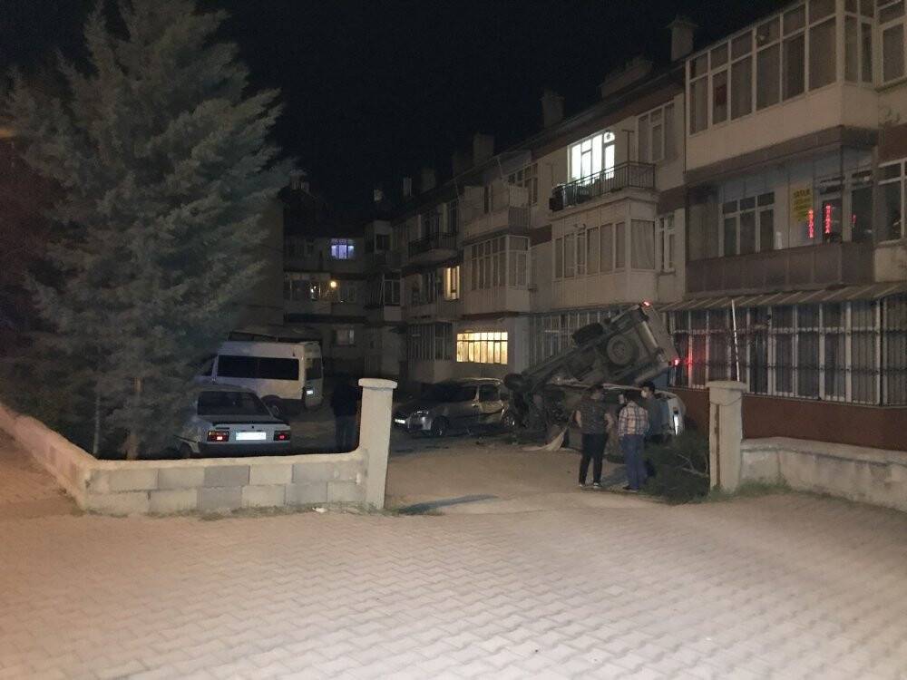 Konya'da alkollü sürücü ortalığı savaş alanına çevirdi! Karşı şeride geçerek ağaçları devirdi, iki araç ile apartmana çarptı