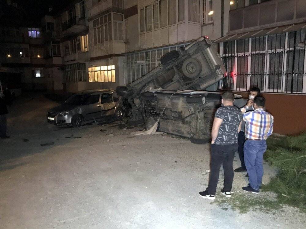 Konya'da alkollü sürücü ortalığı savaş alanına çevirdi! Karşı şeride geçerek ağaçları devirdi, iki araç ile apartmana çarptı