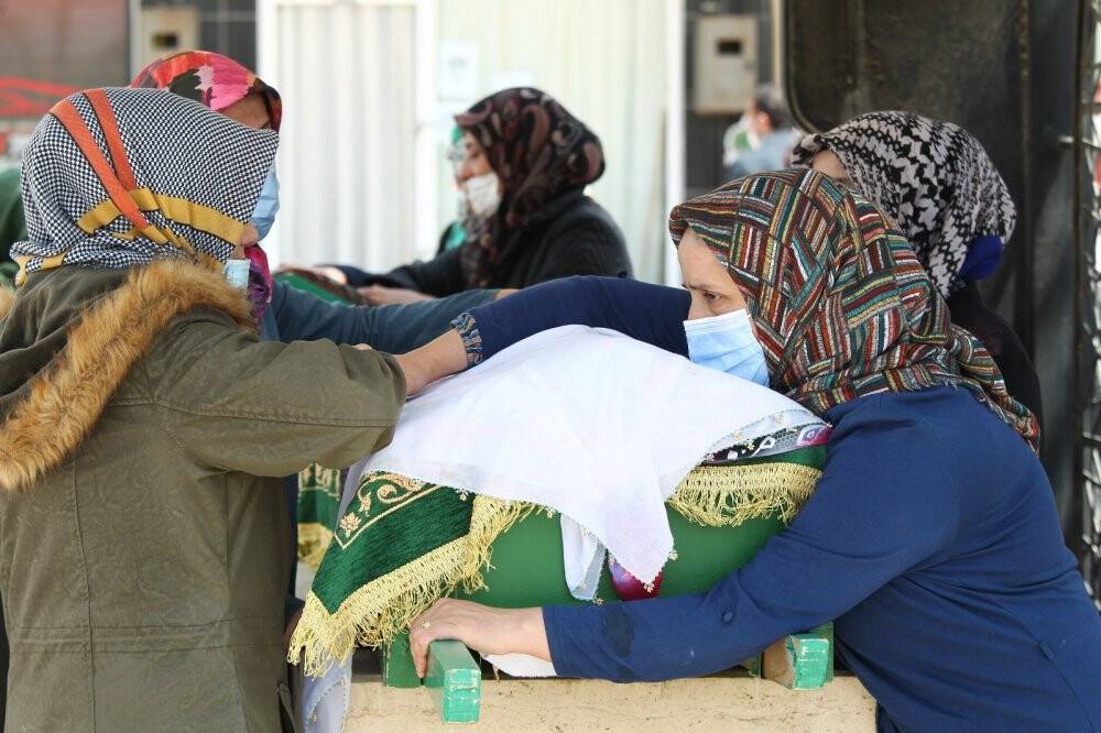 Konya'da motosiklet kazasında hayatını kaybeden anneanne ve torunu son yolculuğuna uğurlandı