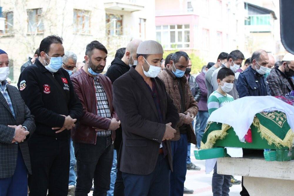 Konya'da motosiklet kazasında hayatını kaybeden anneanne ve torunu son yolculuğuna uğurlandı