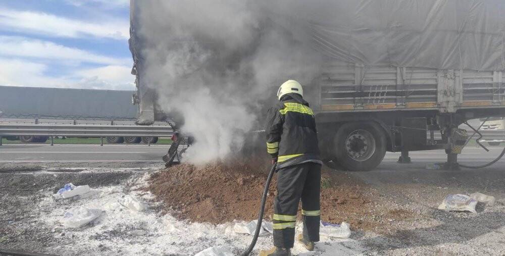 Konya’da tırın dorsesinde korkutan yangın!
