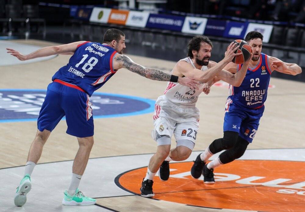 Anadolu Efes 2-0'a getirdi