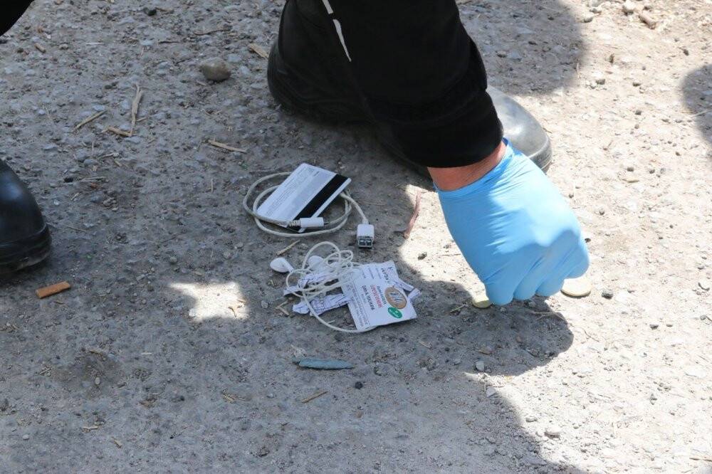 Çaldığı 30 bin TL ve altın dolu poşetle koşarken devriye gezen polis ekibinin önüne düştü