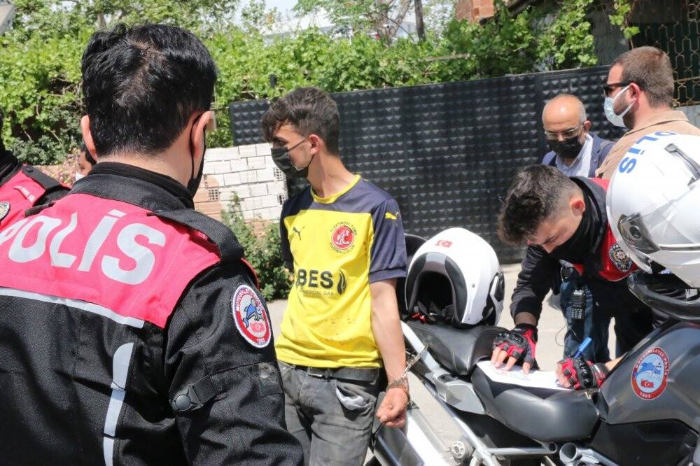 Çaldığı 30 bin TL ve altın dolu poşetle koşarken devriye gezen polis ekibinin önüne düştü