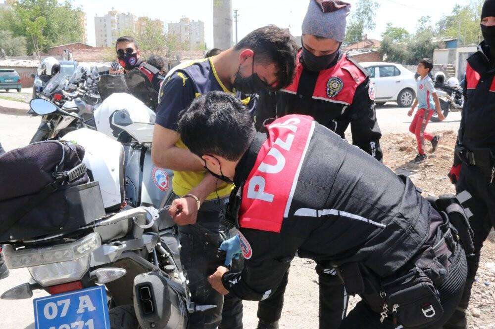 Çaldığı 30 bin TL ve altın dolu poşetle koşarken devriye gezen polis ekibinin önüne düştü