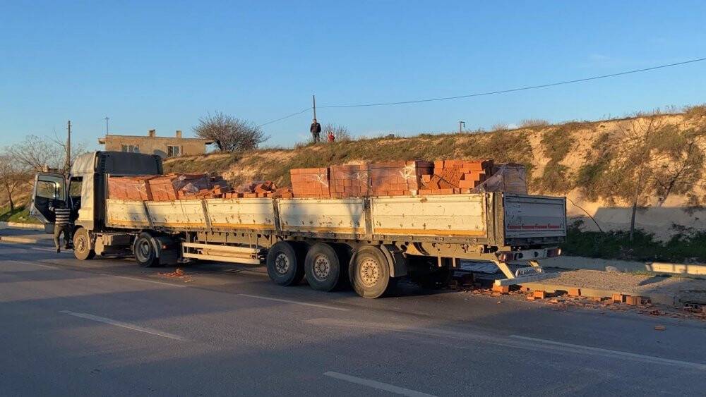 Konya yolunda kaza! Tırla motosiklet çarpıştı, binlerce tuğla yola savruldu