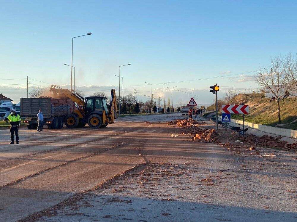 Konya yolunda kaza! Tırla motosiklet çarpıştı, binlerce tuğla yola savruldu