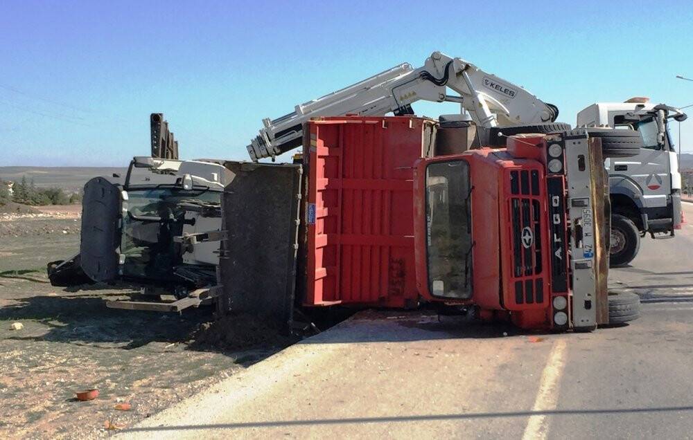 Konya'da İş makinesi taşıyan kamyon devrildi