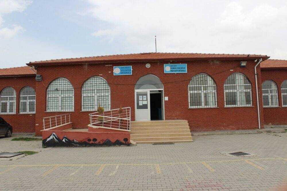 Kütüphane yapmak için aldıkları hurda araç, kuş yuvasına döndü