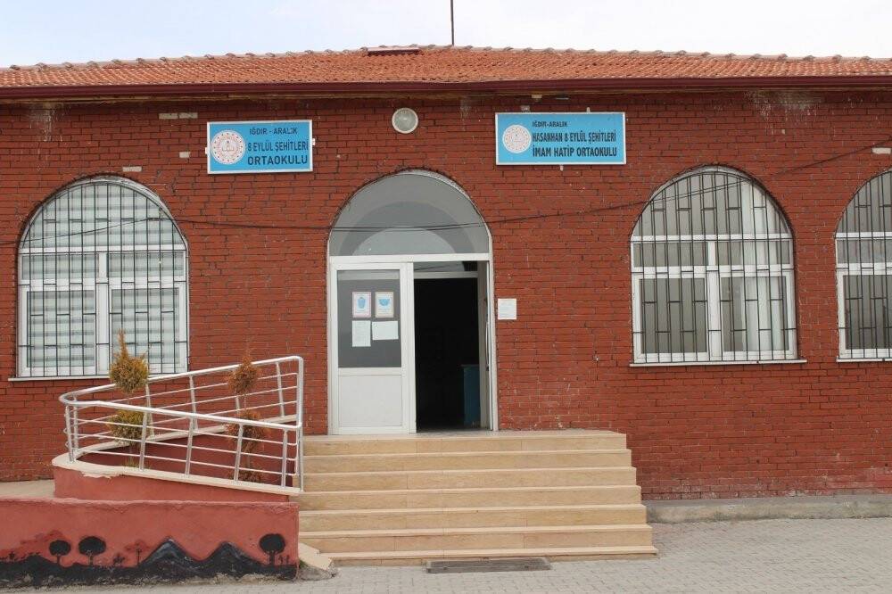 Kütüphane yapmak için aldıkları hurda araç, kuş yuvasına döndü