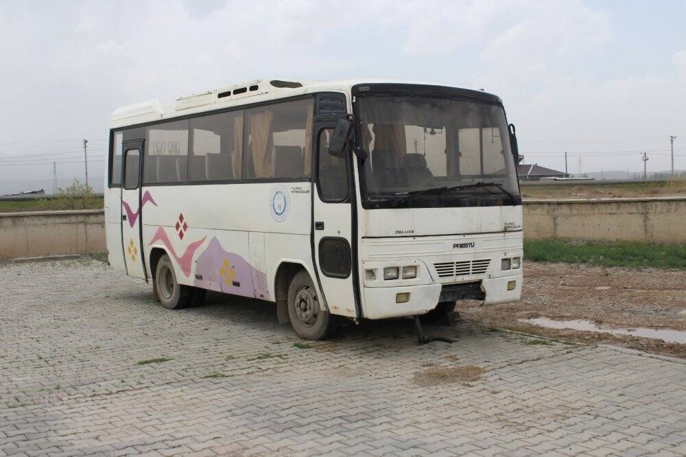 Kütüphane yapmak için aldıkları hurda araç, kuş yuvasına döndü