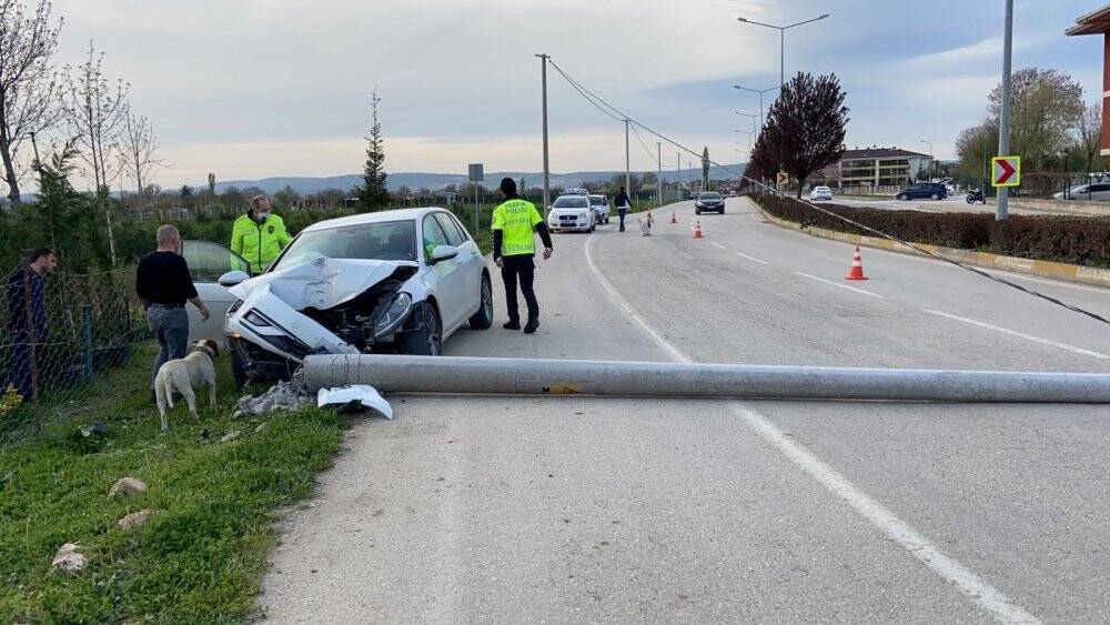 Otomobil beton direği devirdi, yol trafiğe kapandı