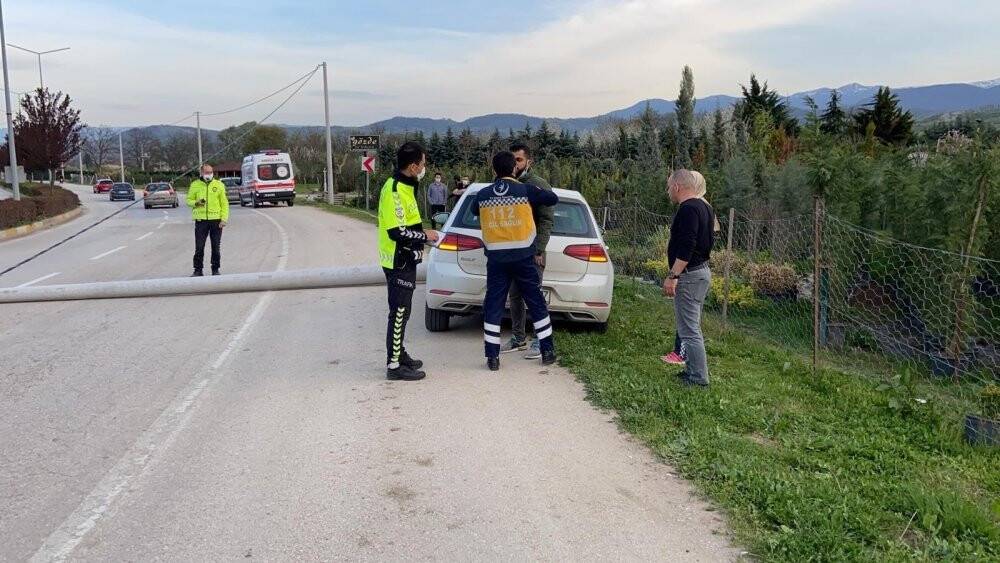 Otomobil beton direği devirdi, yol trafiğe kapandı
