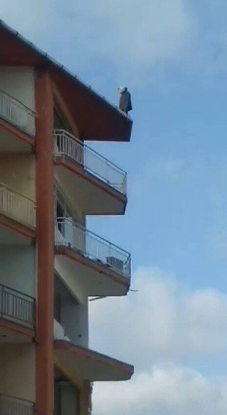 Avcılar’da bir kişi 5 katlı binadan atladı