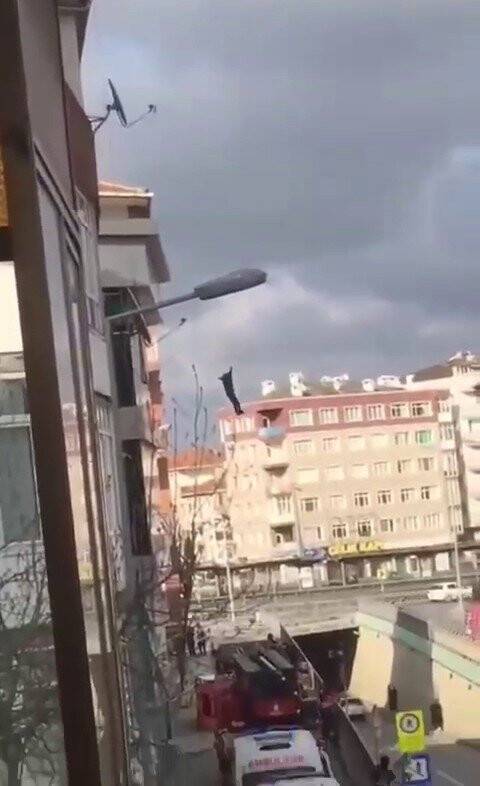 Avcılar’da bir kişi 5 katlı binadan atladı