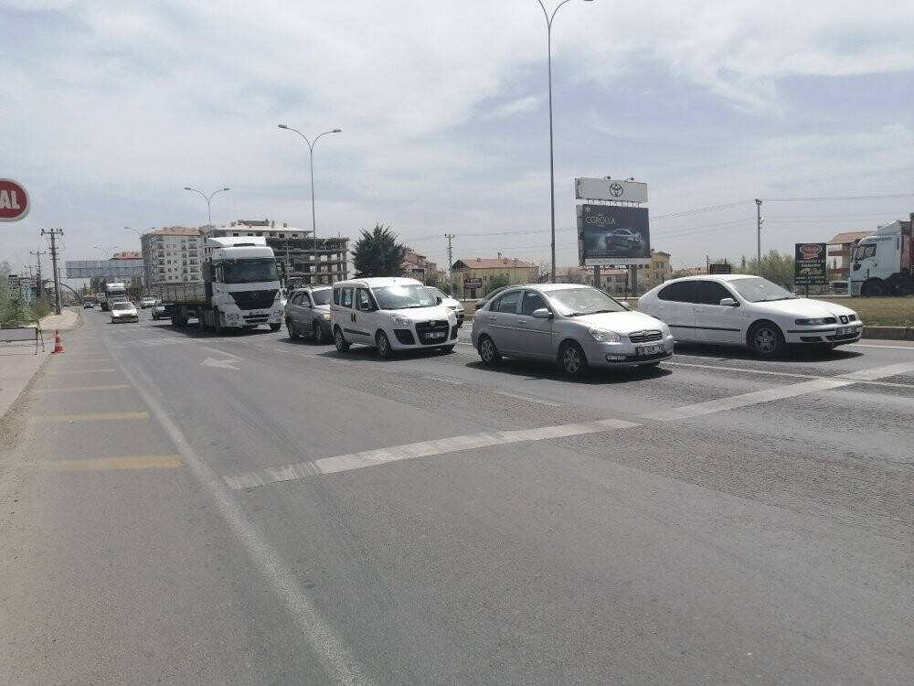 Konya yolunda  tam kapanma öncesi trafik yoğunluğu