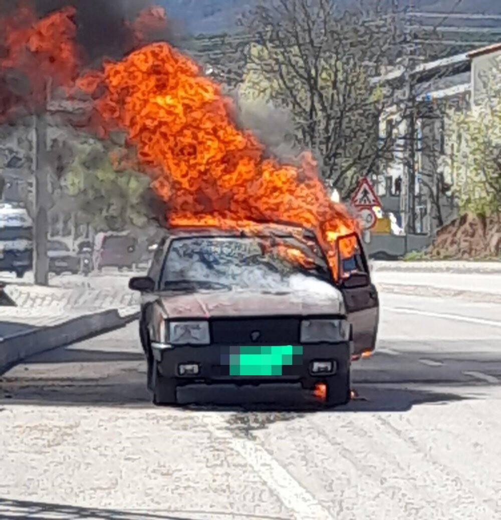 Otomobil alev topuna döndü