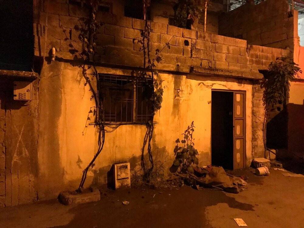 Evini ateşe verip kaçtı