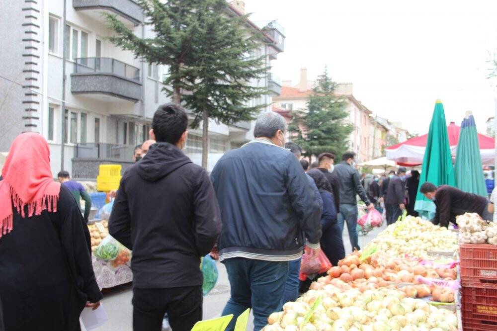 Tam kapanma öncesi vatandaş pazarlara akın etti