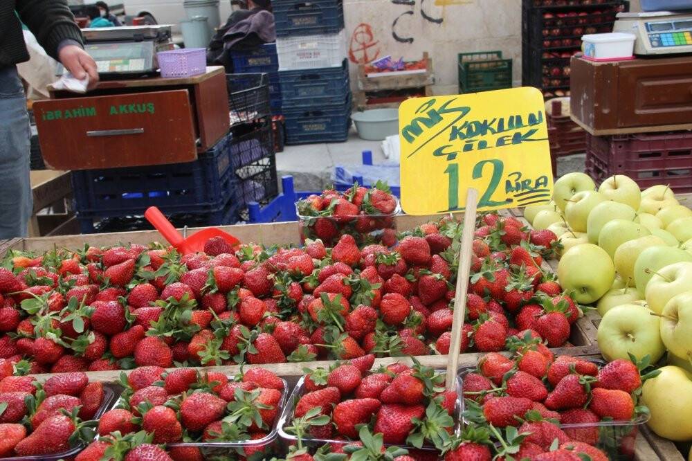 Tam kapanma öncesi vatandaş pazarlara akın etti