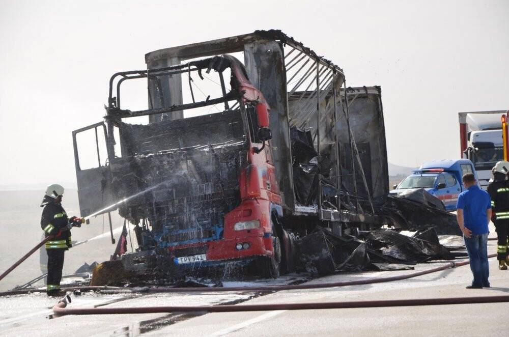 Konya'da beyaz eşya yüklü tır alev alev yandı