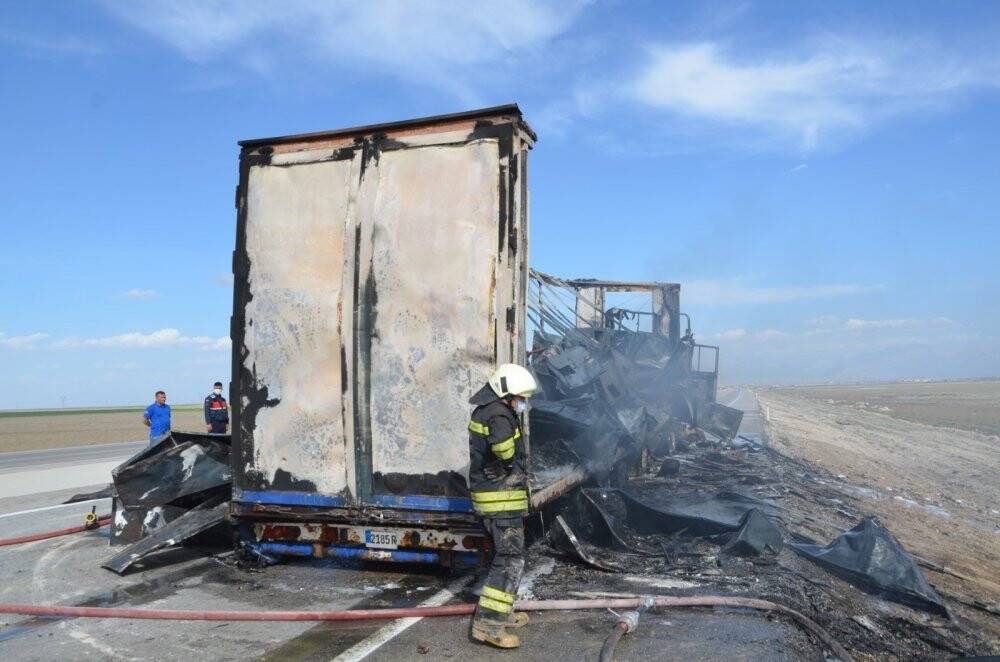 Konya'da beyaz eşya yüklü tır alev alev yandı