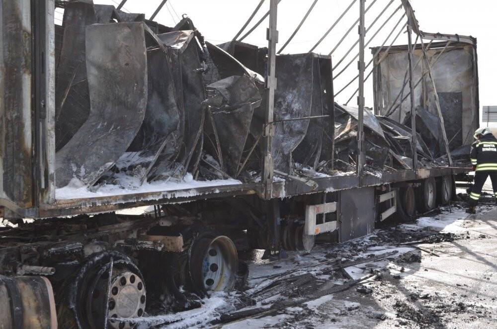 Konya'da beyaz eşya yüklü tır alev alev yandı