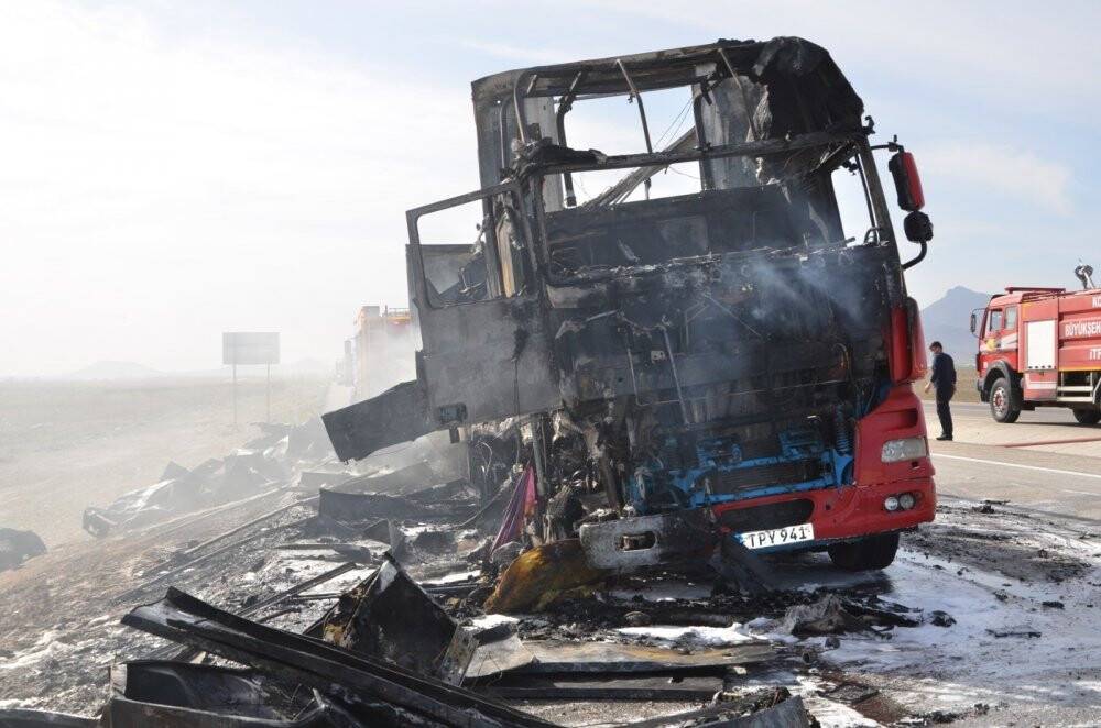 Konya'da beyaz eşya yüklü tır alev alev yandı