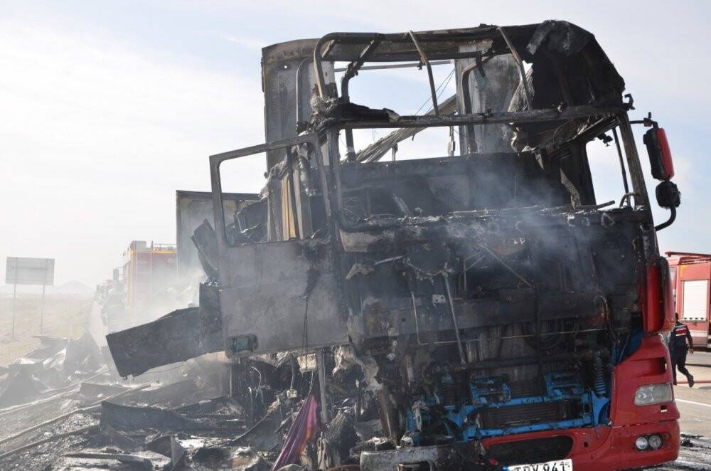 Konya'da beyaz eşya yüklü tır alev alev yandı