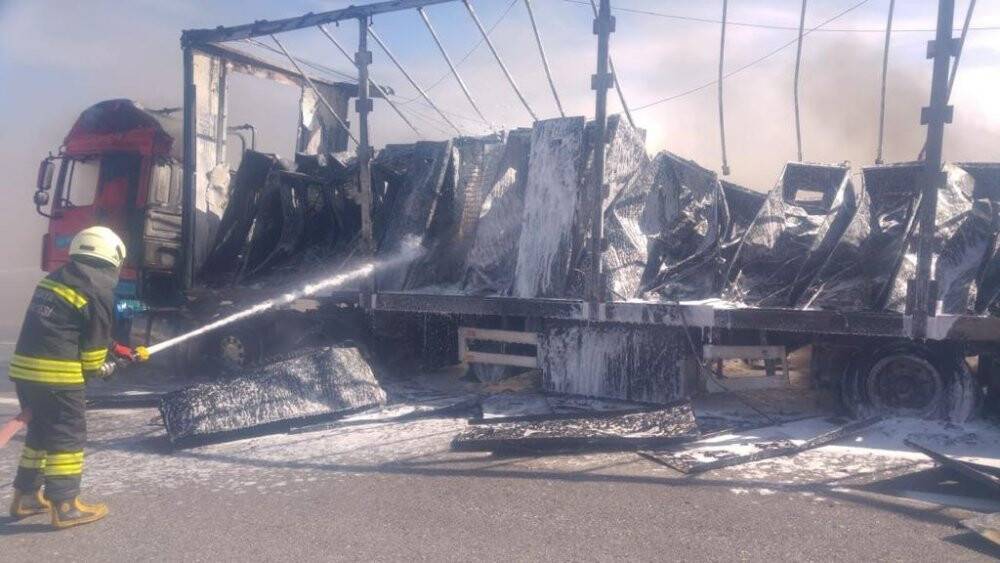 Konya'da beyaz eşya yüklü tır alev alev yandı