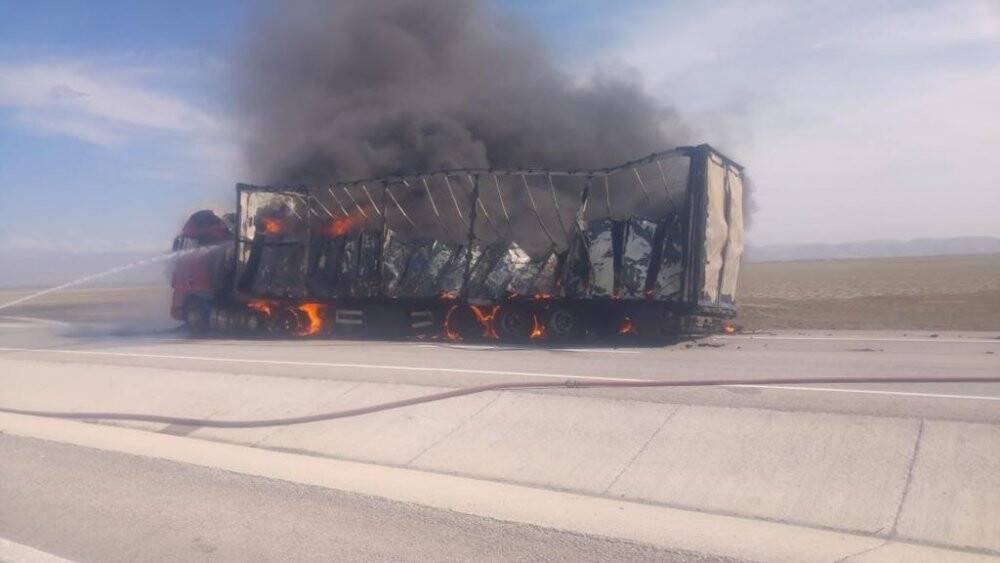 Konya'da beyaz eşya yüklü tır alev alev yandı