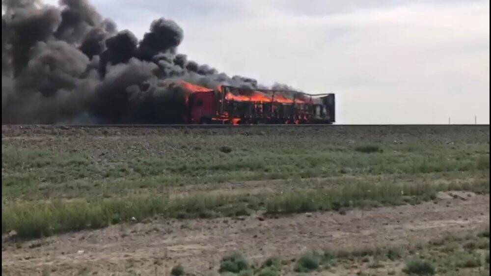 Konya'da beyaz eşya yüklü tır alev alev yandı