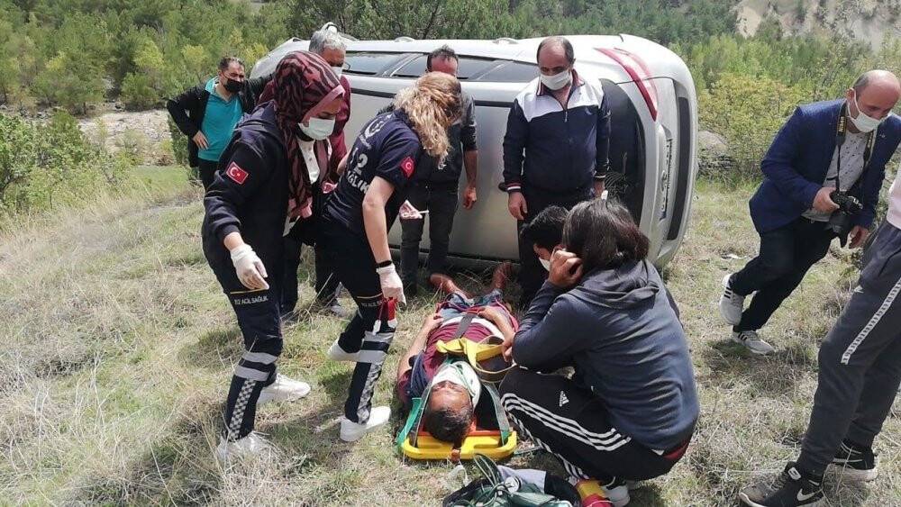 İnsan zinciri oluşturup yaralıyı uçurumdan kurtardılar
