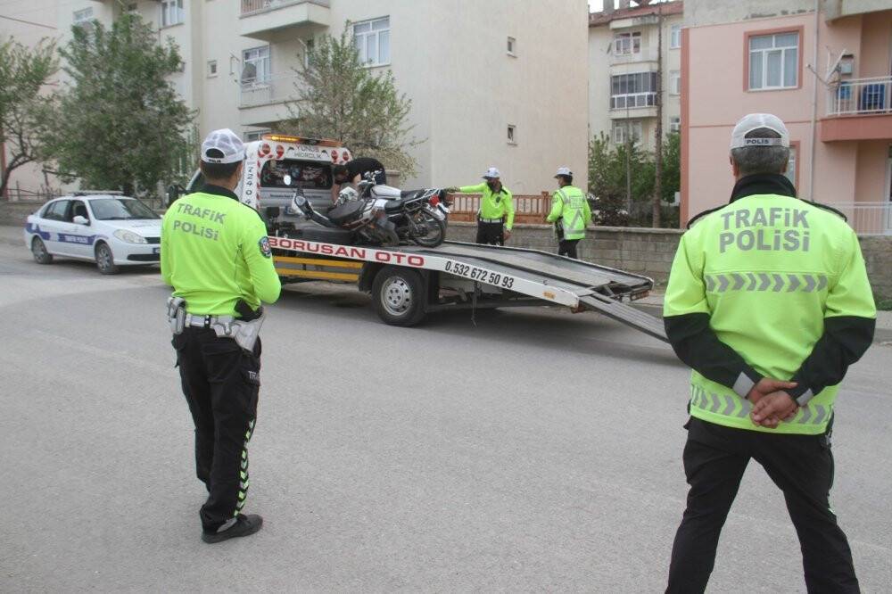 Konya’da kısıtlamayı ihlal ederek araçla alışverişe çıkan vatandaşlar cezadan kurtulamadı
