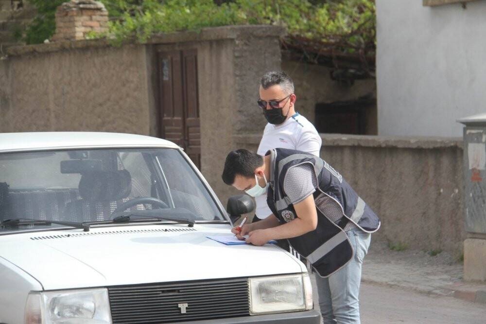 Konya’da kısıtlamayı ihlal ederek araçla alışverişe çıkan vatandaşlar cezadan kurtulamadı