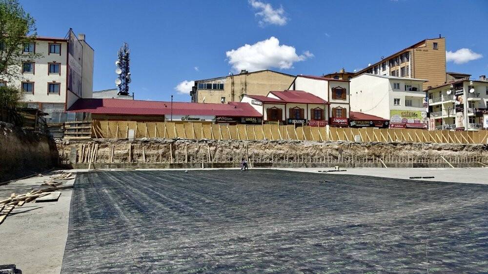 Yıkılan caminin altından buğday ambarı çıktı