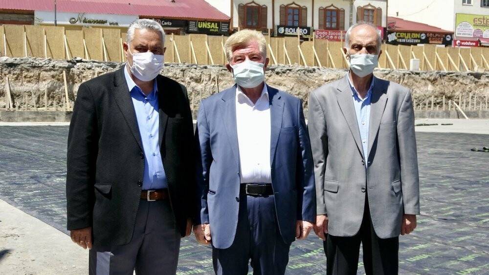 Yıkılan caminin altından buğday ambarı çıktı