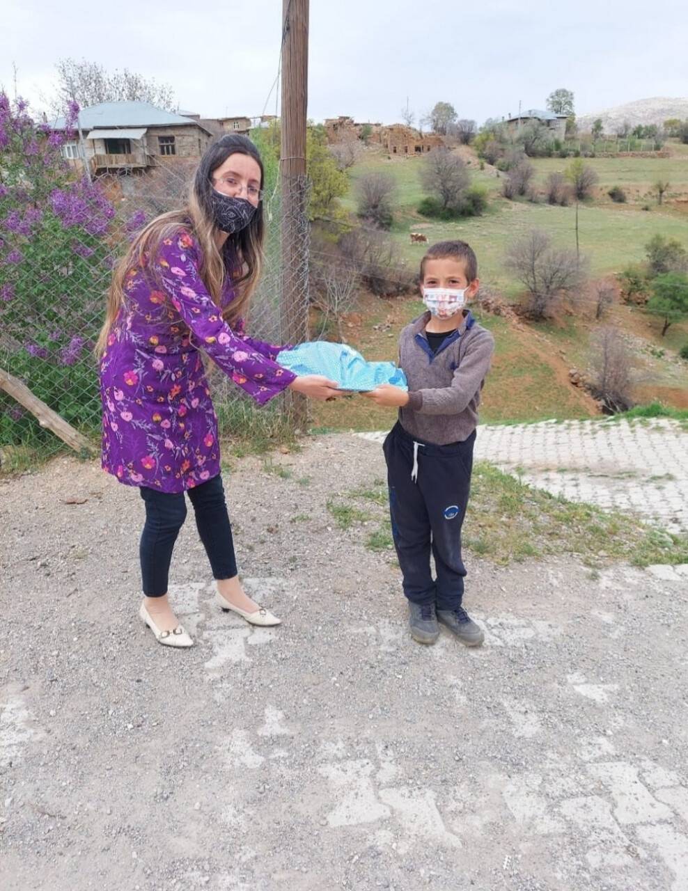 Deniz Kuvvetleri’nden minik öğrencilere hediye