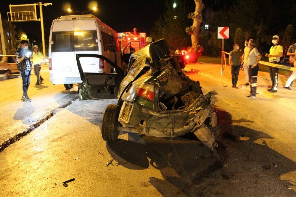 Hurda yığınına dönen otomobilde can pazarı